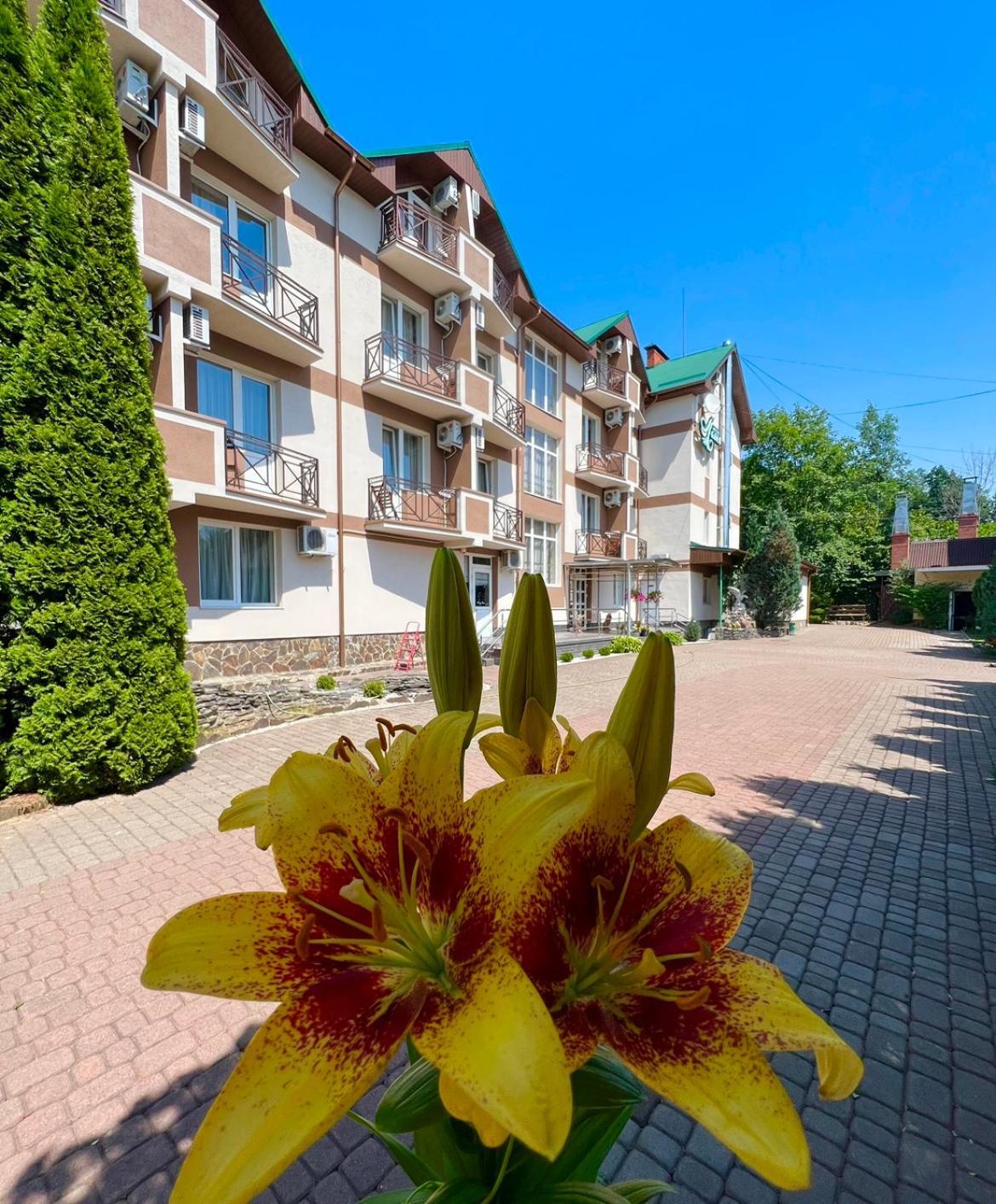 Lileya Hotel Polyana  Bagian luar foto